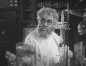 Captura de pantalla de la película de dominio público Maniac (1934) que muestra a Horace B. Carpenter como el personaje "Dr. Meirschultz".