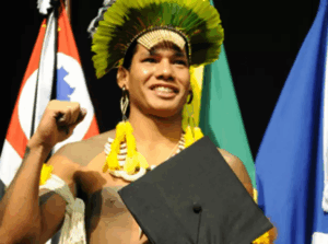 Fotografía de Lennon Ferreira Corezomaé (Umutina Bala Tiponé), el primer indígena en completar una maestría en la UFSCar, en su ceremonia de graduación. Uso de la imagen autorizado por Lennon Ferreira Corezomé.
