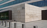 Fotografía de la fachada del edificio del centro de visitantes de la Fundación Bill y Melinda Gates en Seattle, Washington, Estados Unidos.