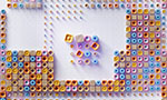 Imagen de una obra de arte compuesta por varias piezas de colores en una formación geométrica, generada por Google DeepMind.