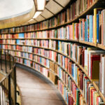 Fotografía de una estantería de libros.