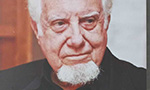 Fotografia do Prof. Francisco Alberto de Moura Duarte. Ele é um homem branco idoso de barba e sobrancelhas brancas e está com o rosto virado para a direita.