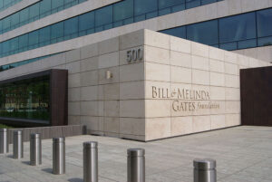 Fotografia da fachada do prédio do centro de visitantes da Fundação Bill e Melinda Gates em Seattle, Washington, nos Estados Unidos.