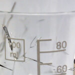 Fotografia de um becker de vidro rachado devido à exposição ao etanol