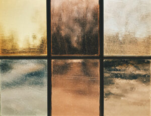 Fotografia de várias esquadrias de vidro em cores e níveis de transparência variados