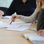 Fotografia de pessoas trabalhando ao redor de uma mesa | SciELO em Perspectiva Fotografia de pessoas trabalhando ao redor de uma mesa