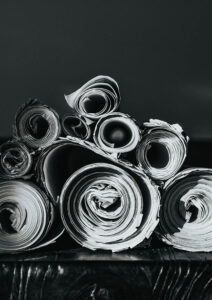 Papéis em preto e branco. | SciELO em Perspectiva Fotografia em preto e branco de papéis enrolados e empilhados.