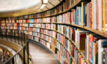 Fotografia de estante de livros.